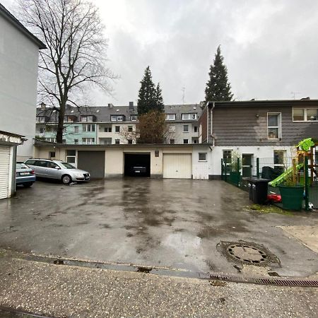 Riesen Bett, Strassenbahn Vor Der Tuer, Beste Lage, Nah Zur Messe, Keine Rechnungen Essen Bagian luar foto