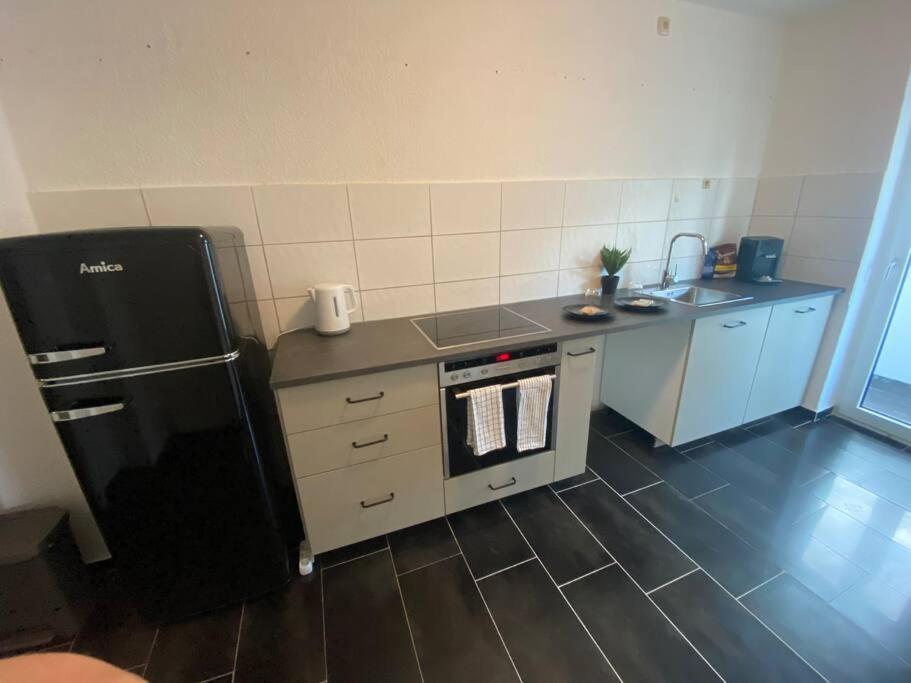 Riesen Bett, Strassenbahn Vor Der Tuer, Beste Lage, Nah Zur Messe, Keine Rechnungen Essen Bagian luar foto