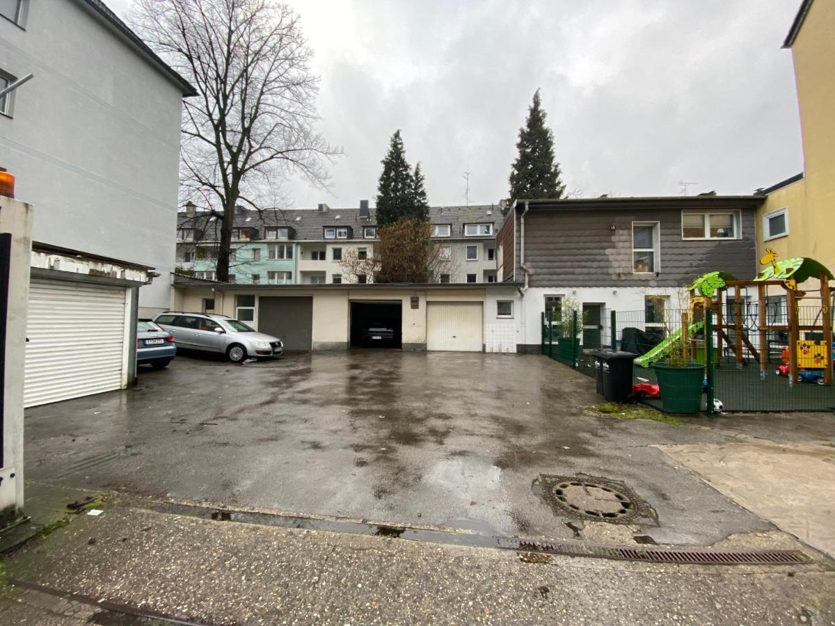 Riesen Bett, Strassenbahn Vor Der Tuer, Beste Lage, Nah Zur Messe, Keine Rechnungen Essen Bagian luar foto