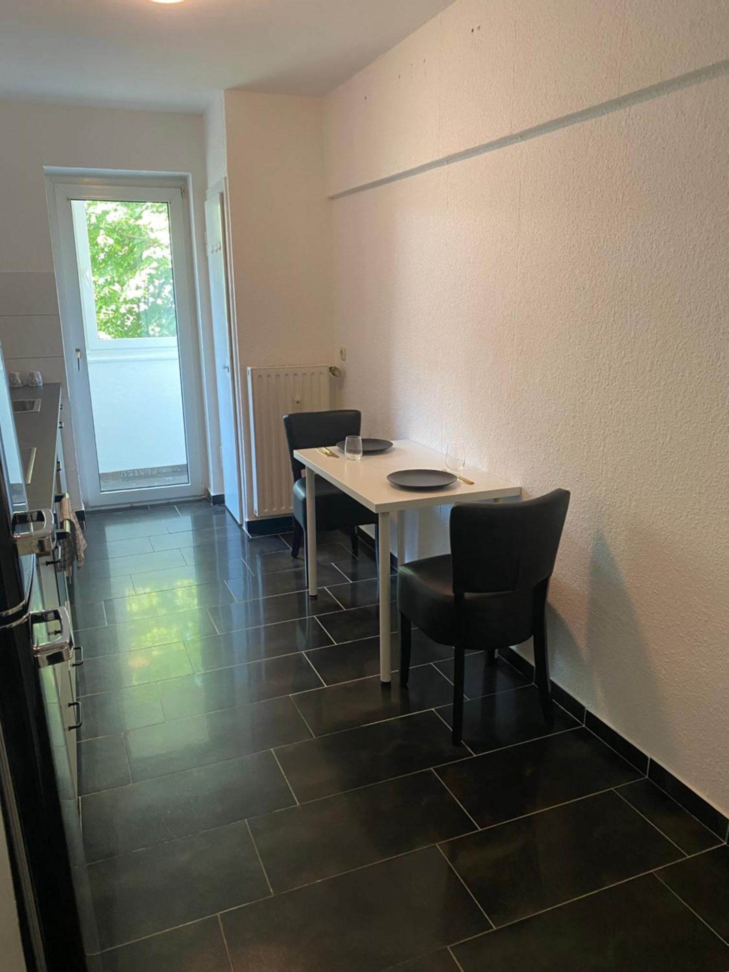 Riesen Bett, Strassenbahn Vor Der Tuer, Beste Lage, Nah Zur Messe, Keine Rechnungen Essen Bagian luar foto